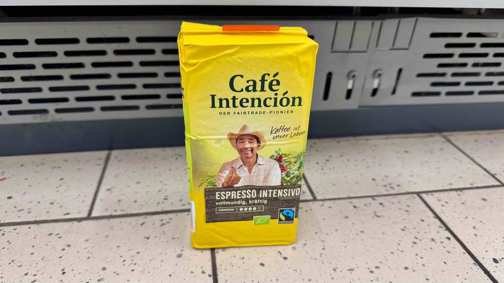 Die getestete Packung Bio-Espresso steht auf einem Boden.
