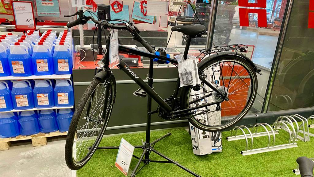 Trekkingrad-Test: ein schwarzes Trekkingrad ist in einem Geschäft ausgestellt.