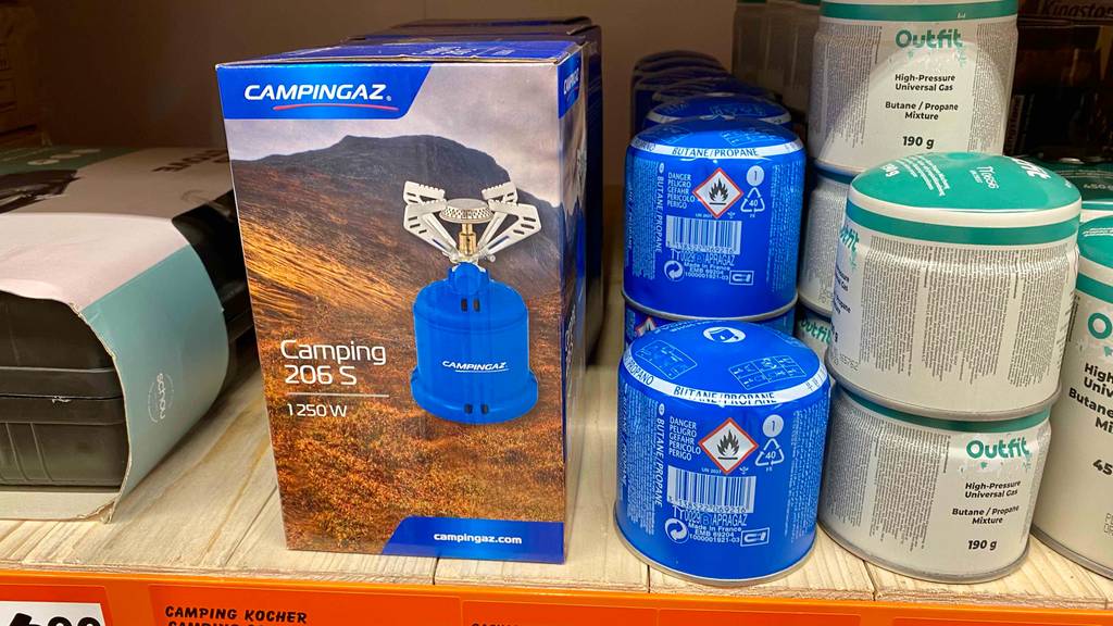 Im Test: Ein Campingaz-Gaskocher steht neben anderen Produkten im Regal.