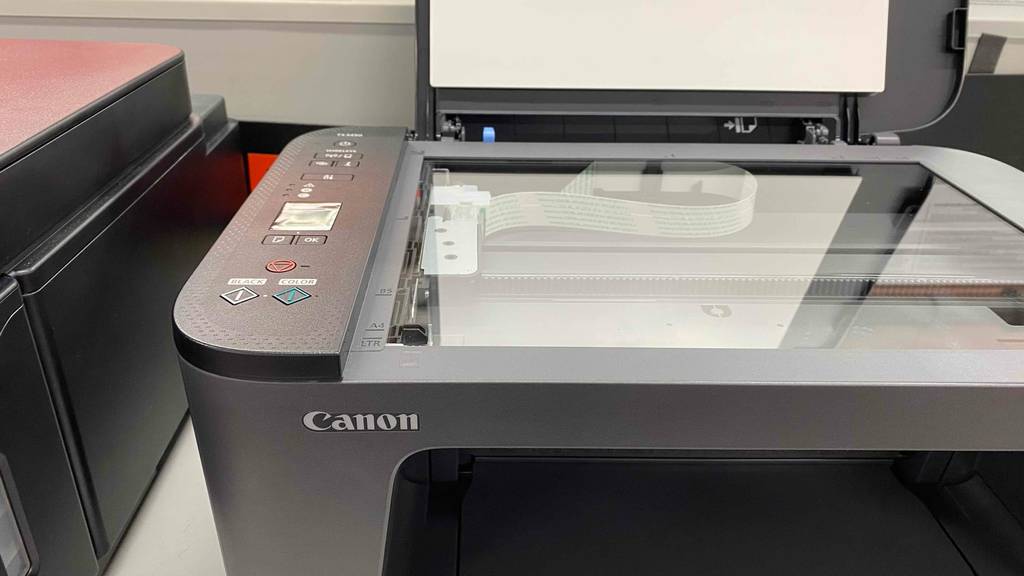 Im Test: Nahaufnahme Scannerglas eines Canon-Multifunktionsdruckers.