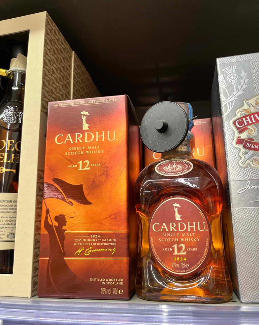 Single-Malt-Scotch-Whisky getestet: In einem Regal stehen mehrere Flaschen Whisky