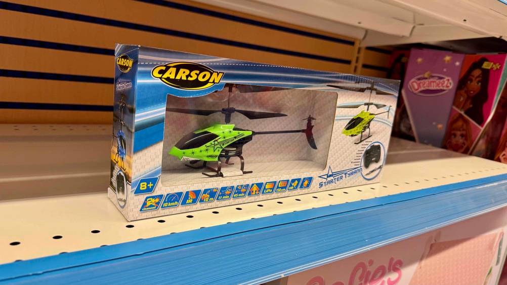 Der getestete ferngesteuerte Hubschrauber steht in einem Regal.