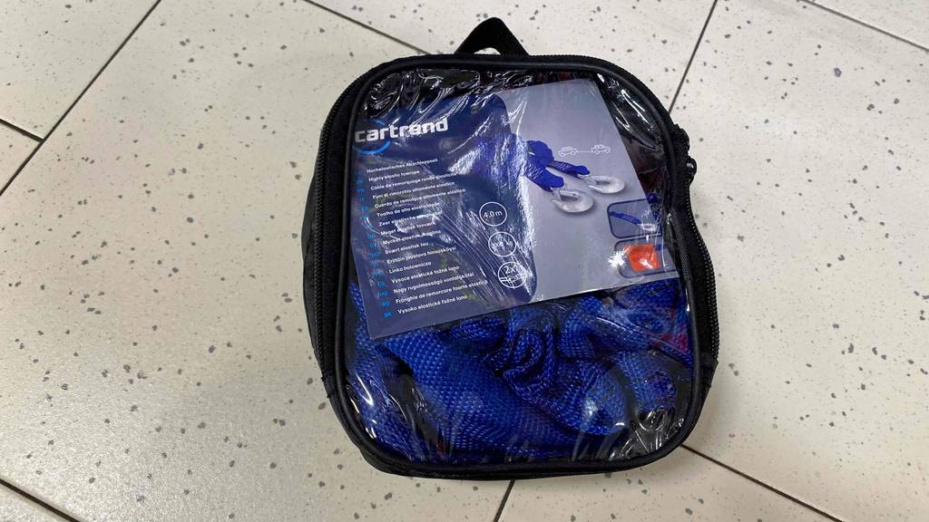 Abschleppseil im Test: Abschleppseil in durchsichtiger Tasche mit blauem Seil ersichtlich.