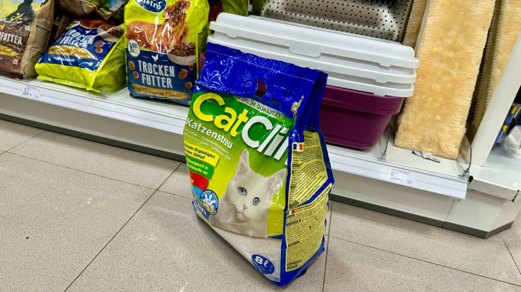 Eine getestete Packung Silikatstreu der Marke CatClin steht vor einem Regal.