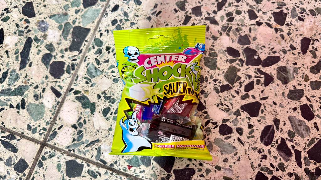 Eine Packung getestete Kinder-Kaugummis liegen auf einem Boden.