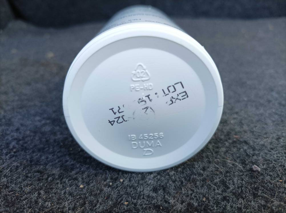 Nahaufnahme des Bodens einer Flasche Frischwassertank-Reiniger.