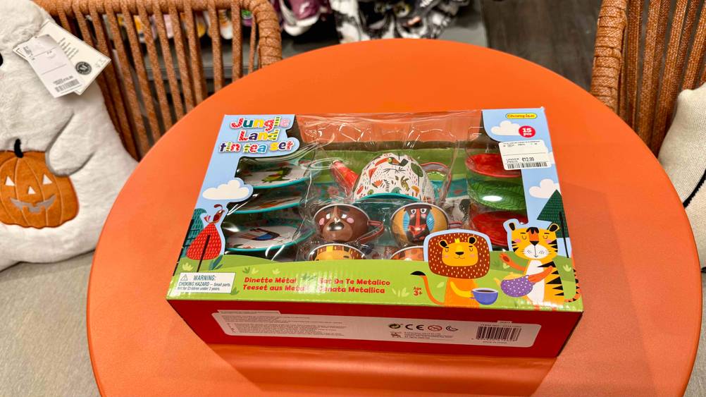 Die Verpackung des getesteten Puppengeschirrs liegt auf einem orangefarbigen Tisch.