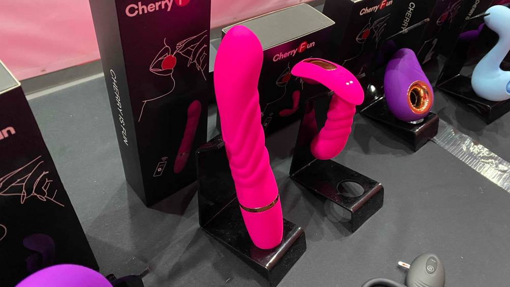 Dildo getestet: Ein ausgestellter Dildo von schräg oben auf einer grauen Fläche.