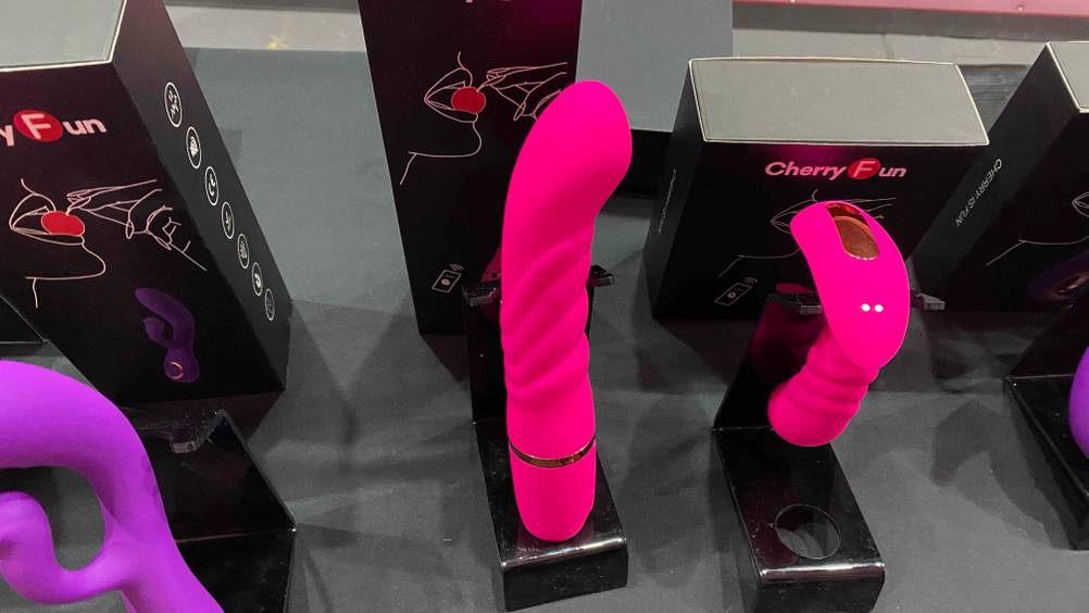 Im Test: Ein Dildo von vorne auf einer Austellungsfläche.