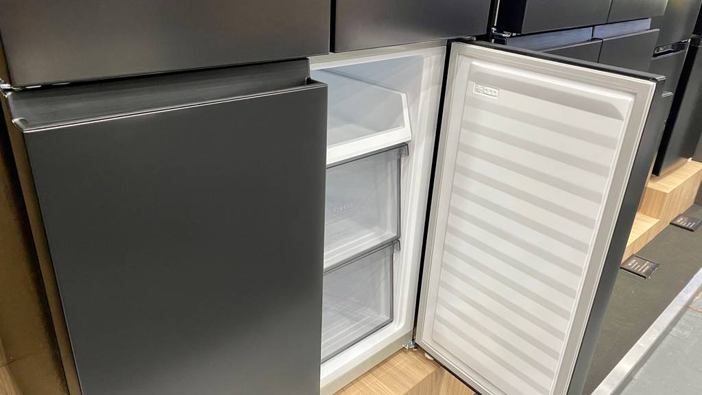 Kühlschrank im Test: offene Tür des Eisfaches.