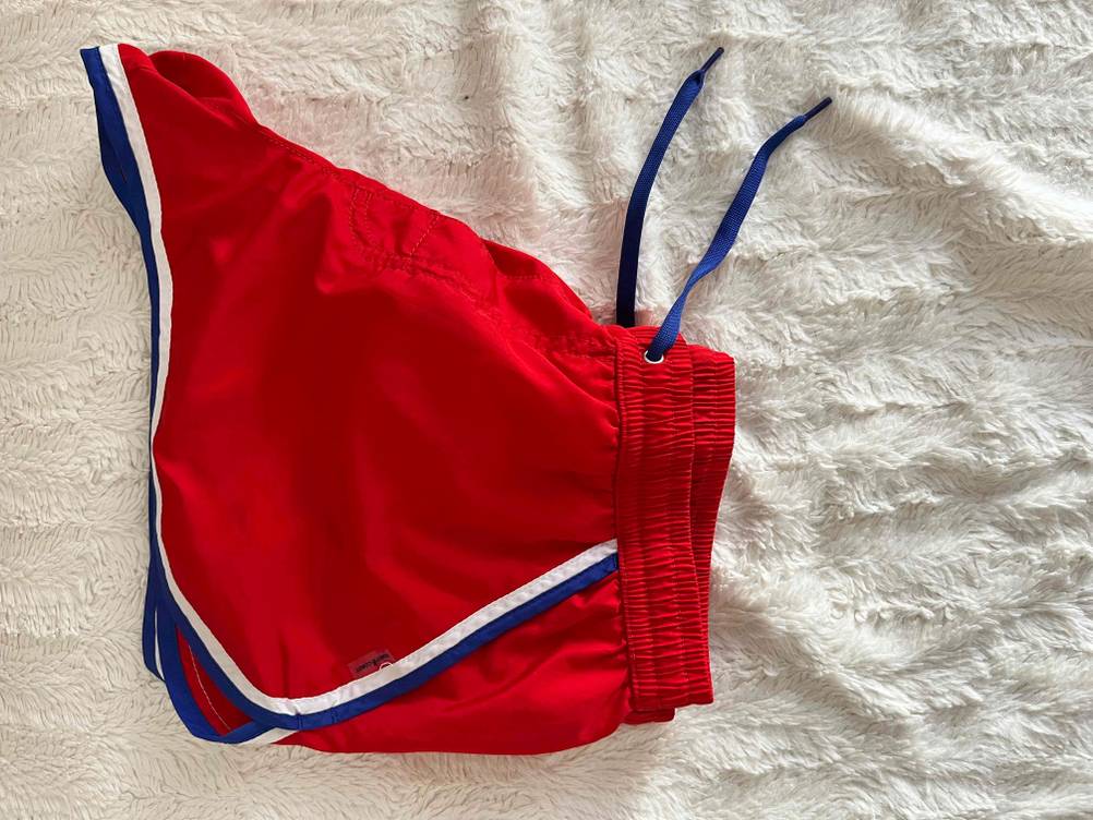 Badehosen im Test: eine zusammengefaltete Badehosen in rot.