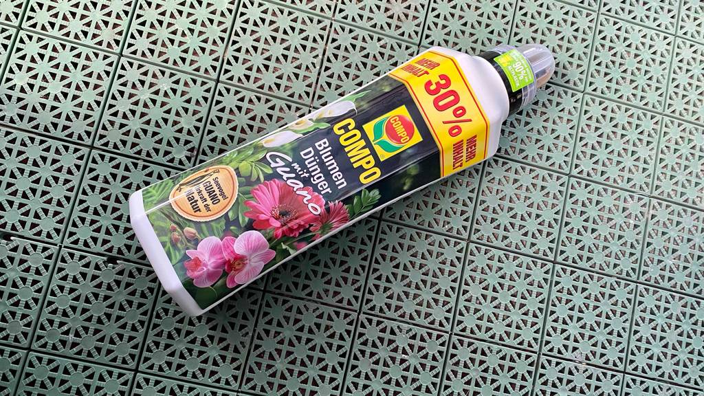 Guano-Dünger getestet: eine Flasche Guano-Dünger mit 30 % mehr Inhalt im liegenden Zustand.