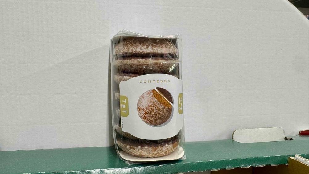 Die getesteten Lebkuchen des Herstellers Bahlsen lehnen an einem Karton.