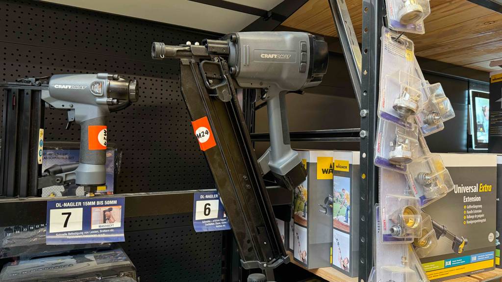 Seitliche Perspektive eines getesteten 90-mm-Luftdrucknaglers.