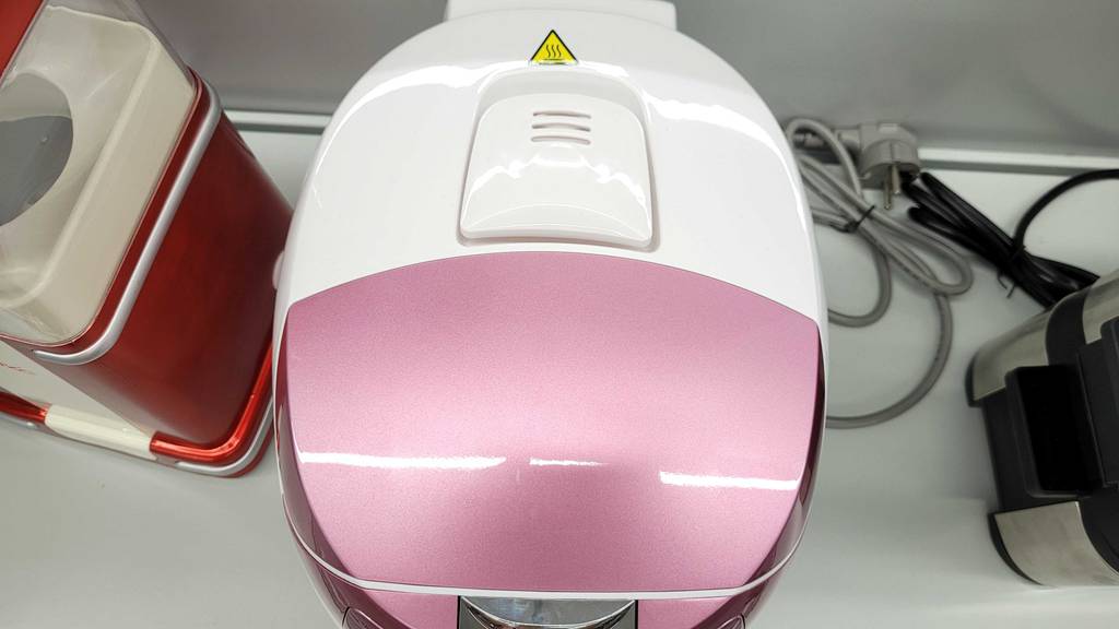 Der geschlossene Deckel eines getesteten digitalen-Reiskochers im Fokus.