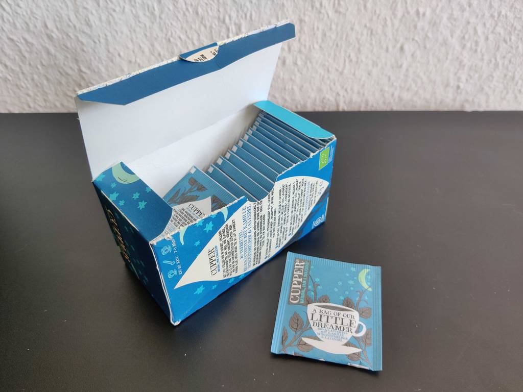 Schlaftee- Verpackung und ein eingepackter Beutel auf einem Tisch.