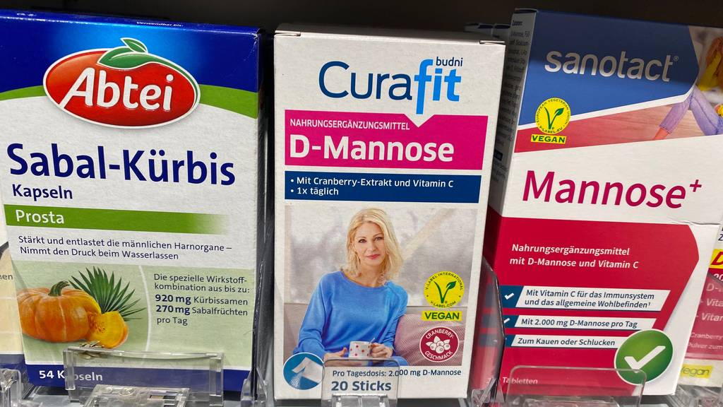 Im Test: Eine Packung D-Mannose neben anderen Produkten im Regal