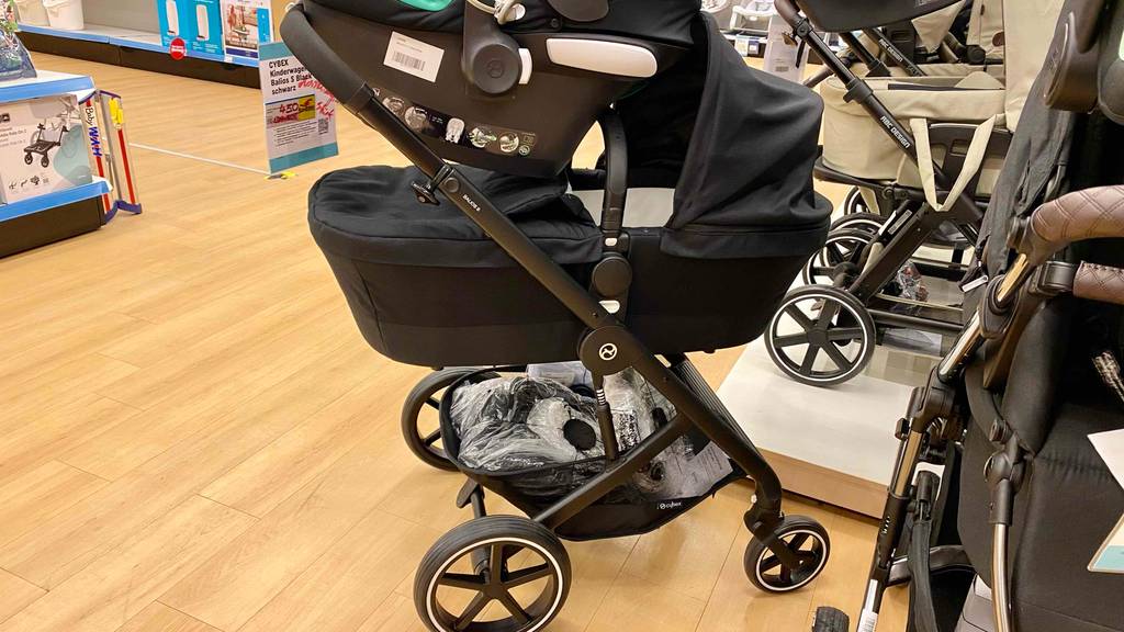 2-in-1-Kinderwagen-Trst: ein 2-in-1-Kinderwagen von der Seite ersichtlich.