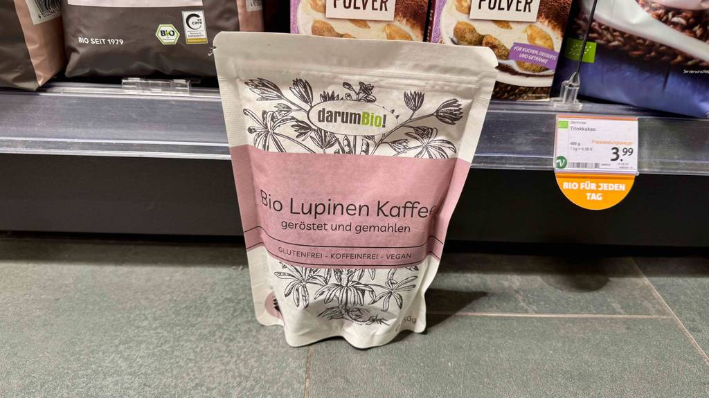 Test: Eine Packung Lupinenkaffee steht vor einem Regal.