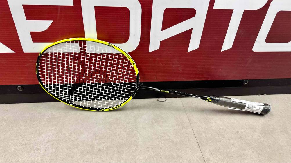 Badmintonschläger Kinder-Test: Ein Badmintonschläger lehnt an einem Aufsteller.