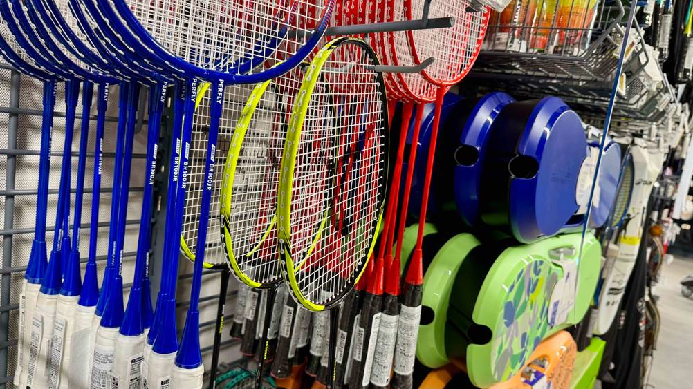 Die getesteten Badmintonschläger für Kinder in verschiedenen Farben sind in einem Geschäft ausgestellt.