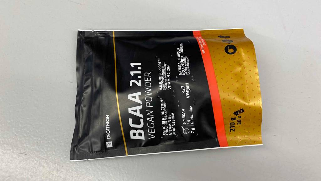 BCAA im Test: Eine Packung BCAA liegt seitlich auf einer grauen Oberfläche