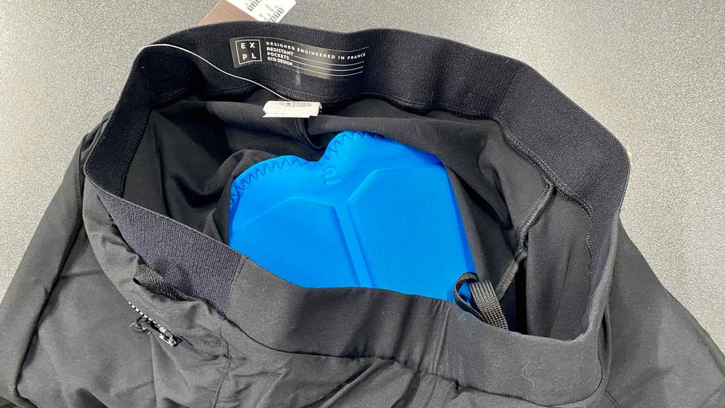 Bike-Shorts-Herren getestet: Bund und Sitzpolster einer Bike-Short ersichtlich.
