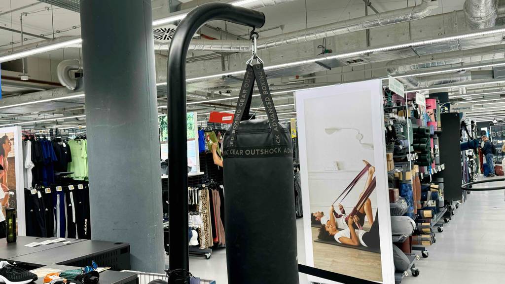 Test: ein schwarzer Boxsack hängt mit einem Karabinerhaken auf dem Gestell.