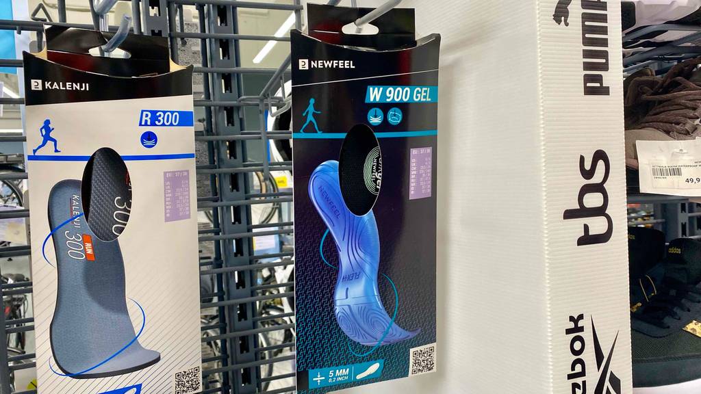 Im Test: Einlegesohlen in ihrer Originalverpackung neben anderen im Regal hängend.