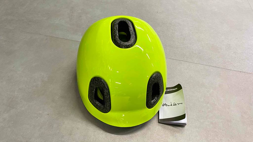 Fahrradhelm-Baby getestet: ein Fahrradhelm von vorn ersichtlich. 