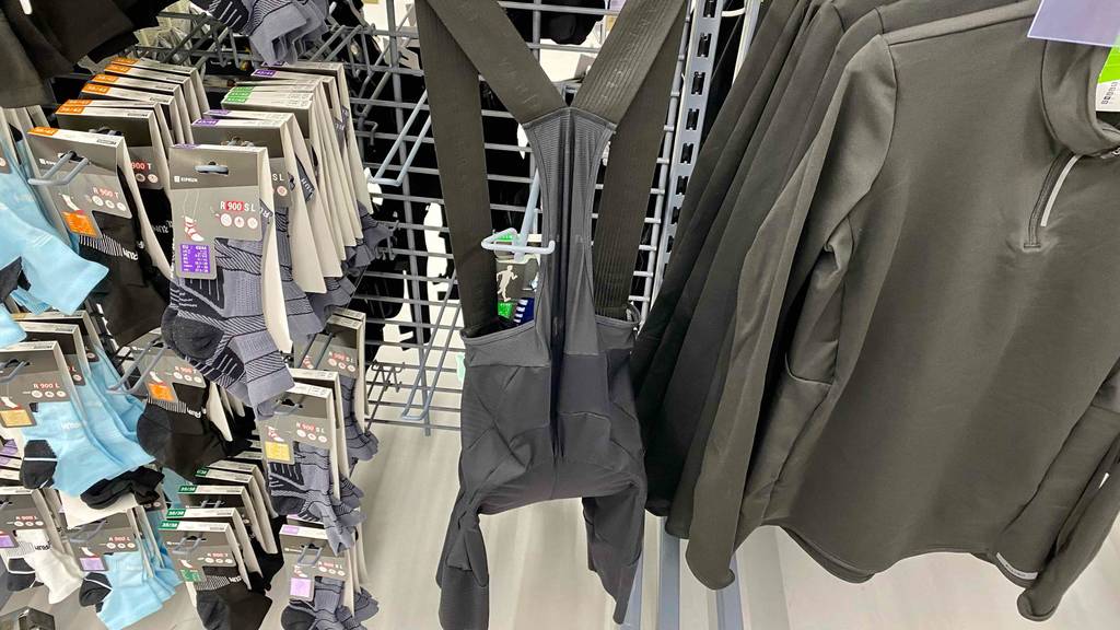 Im Test: Eine Fahrrad-Hose für Herren hängt neben anderen Produkten im Regal.