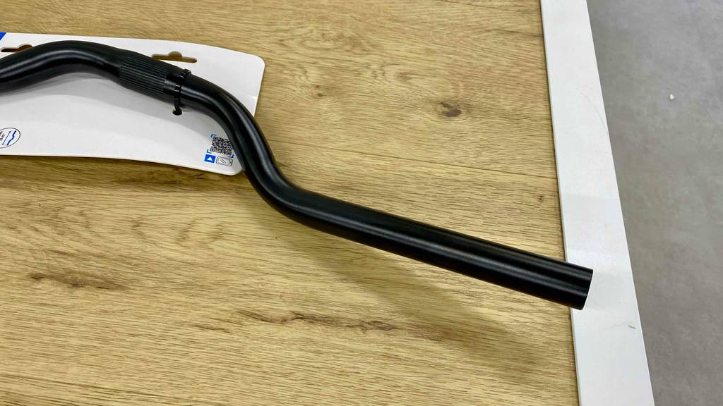 Fahrradlenker im Test: eine Seite eines schwarzen Fahrradlenkers im Fokus.