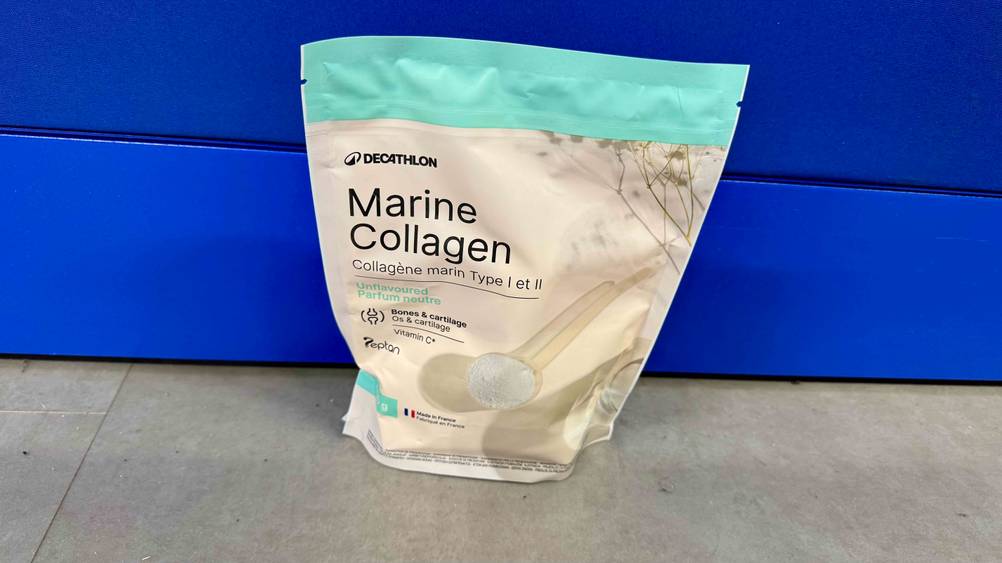 Das getestete Marine-Collagen steht vor einer blauen Wand.