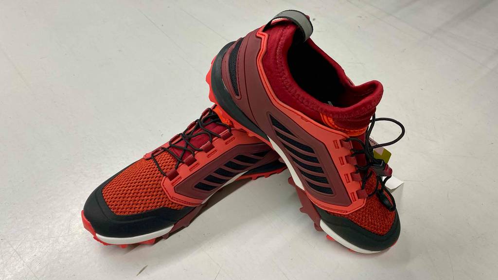 MTB-Schuhe für Damen-Test: ein Paar rote MTB-Schuhe stehen übereinander.