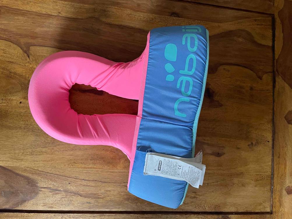 Schwimmlernweste getestet: Die Rückseite einer Schwimmweste, im liegenden Zustand.