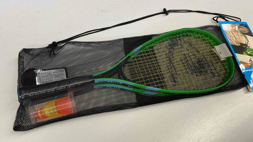 Im Test: Ein Decathlon-Speedminton-Set liegt in einer Verpackung auf einer hellen Oberfläche.