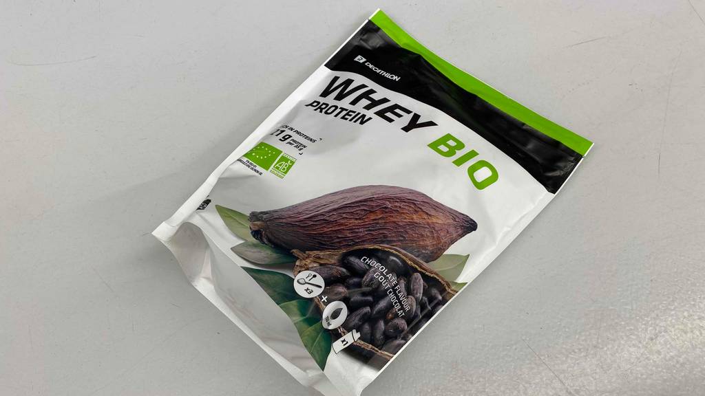 Bio-Whey-Protein im Test: Eine Packung Protein liegt auf einer hellen Oberfläche