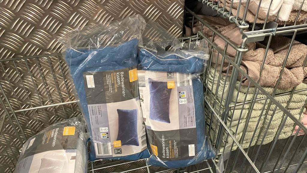 Badewannenkissen im Test: zwei Badewannenkissen in Blau in einem Korb patziert.
