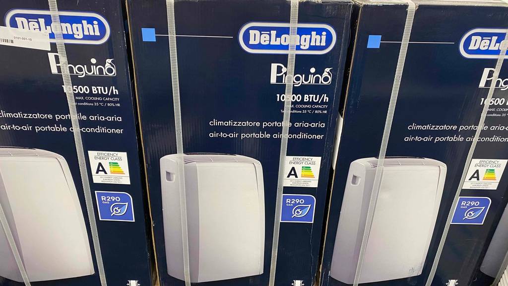 De’Longhi-Klimagerät im Test: mehrere Verpackungen von De’Longhi-Klimagerät. 
