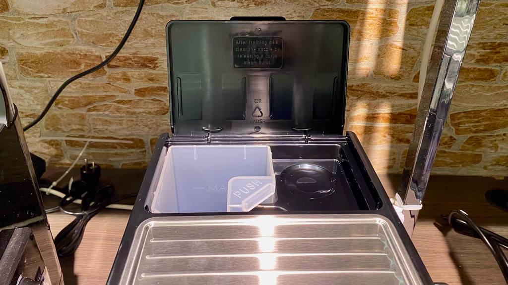 Geöffneter Wassertank einer getesteten De’Longhi Siebträger-Maschine im Fokus.