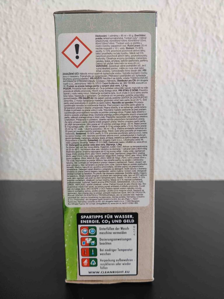 Waschpulver im Test: Seitenansicht der Verpackung eines Waschpulvers mit Spartipps darauf ersichtlich.