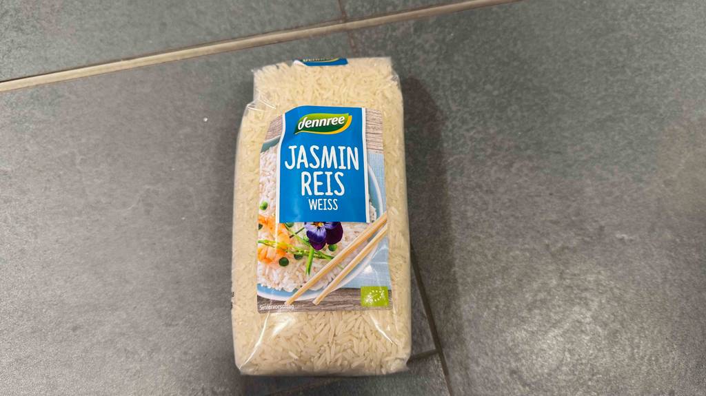 Eine Packung getesteter Bio-Reis liegt auf einem grauen Boden.