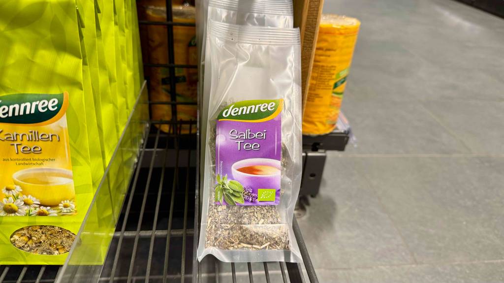 Der einsortierte, getestete Bio-Tee befindet sich in einem Regal.