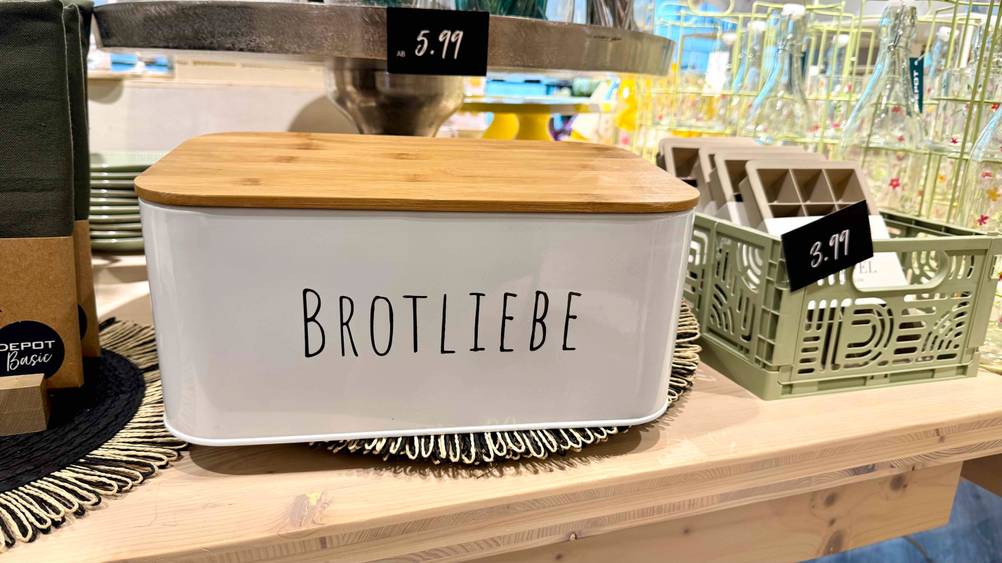 Brotkasten mit Schneidebrett getestet: Der Brotkasten steht in einem Geschäft neben anderen Artikeln.
