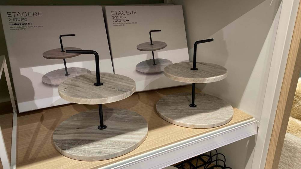 Etagere getestet: In einem Regal vor ihren Originalverpackungen stehen zwei Etageren.