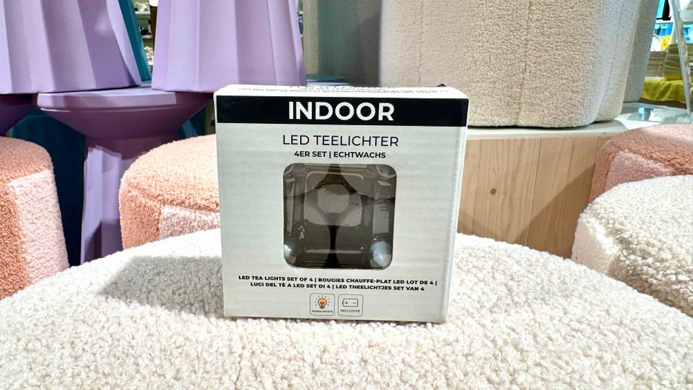 LED-Teelicht-Test: Die Verpackung der LED-Teelichter mit Echtwachs stehen auf einem Hocker.