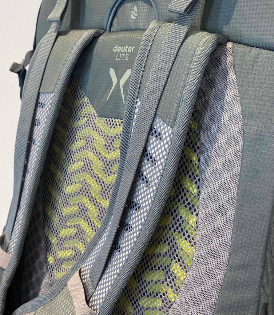 Deuter-Wanderrucksack im Test: Schultergurte eines Deuter-Wanderrucksacks im Fokus.
