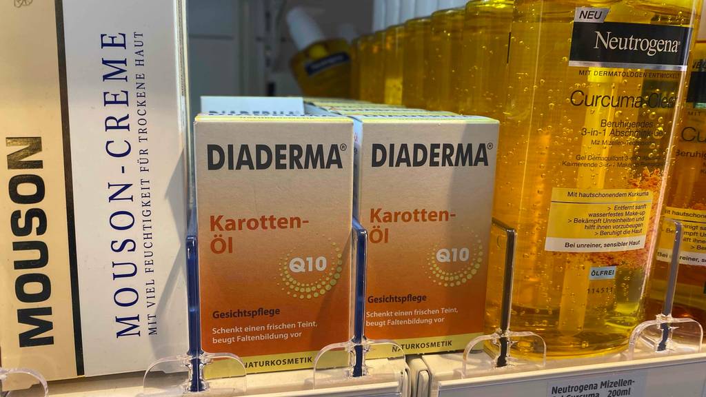 Im Test: In einem Regal stehen mehrere Packungen Karottenöl neben anderen Produkten.