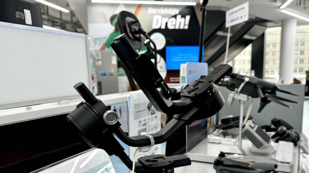 Seitliche Perspektive in Nahaufnahme des getesteten DSLR-Gimbals.