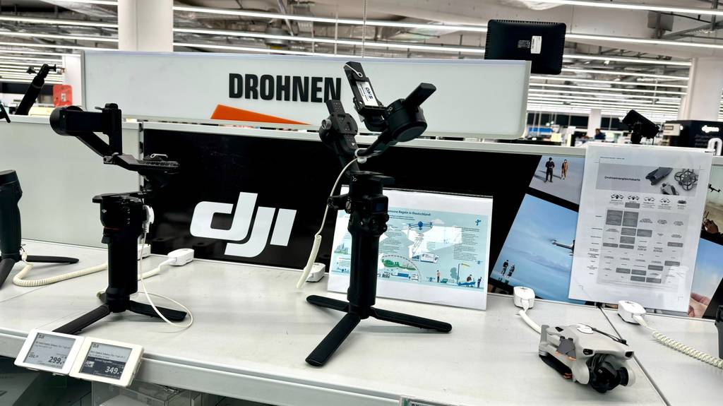 Das getestete DSLR-Gimbal steht in einem Regal neben anderen Modellen.